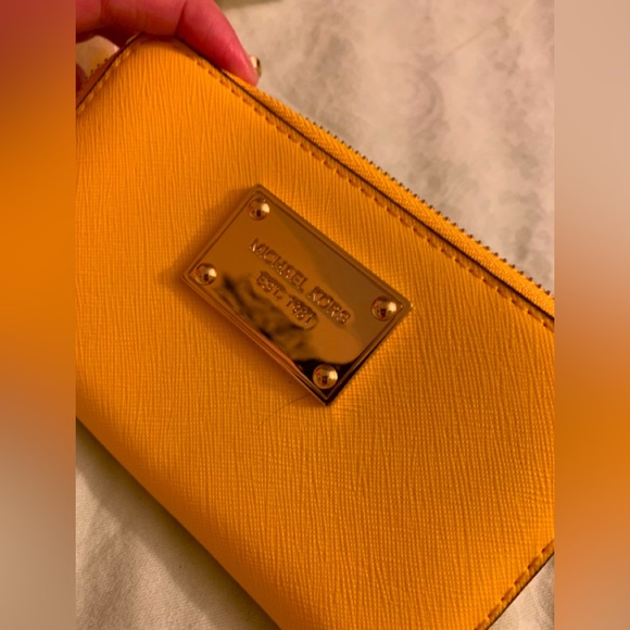 Absolutely stunning yellow brand new authentic Michael Kors wallet compartments - Picture 12 of 13